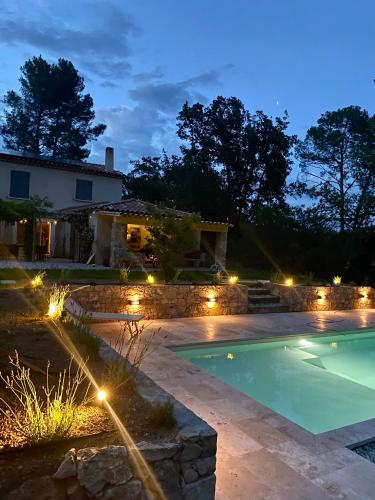 Mas provençal contemporain piscine et tennis