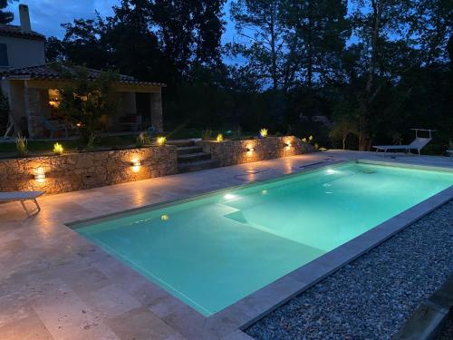 Mas provençal contemporain piscine et tennis