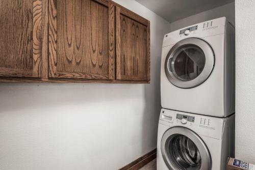 Christi and Don's Nuthouse 5 Bedrooms Sleeps 10 Pets Welcome Pool Table - image 11