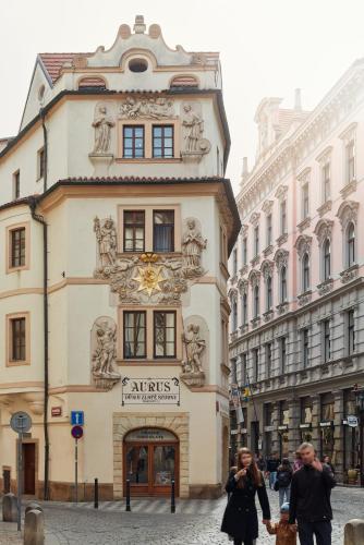 Exclusive Old Town Suites with City Views & AC by EasyBNB Premium, Praga (foto 8)