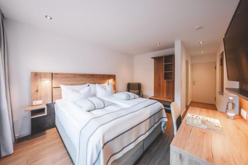 Landidyll Hotel Weidenbruck & SPA 8.4km von Hochbachweg entfernt