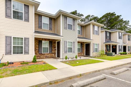 Havelock Home Private Yard, 2 Mi to Cherry Point!