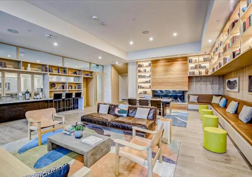 Brand New Rainey Street Condo with City and Lake View in Austin, USA