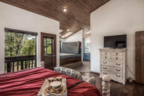 Christi and Don's Nuthouse 5 Bedrooms Sleeps 10 Pets Welcome Pool Table - image 14