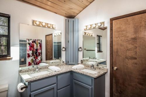Christi and Don's Nuthouse 5 Bedrooms Sleeps 10 Pets Welcome Pool Table - image 10