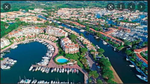 Плувен басейн, Mon Ecrin sur la marina du Golfe de St Tropez in Коголин