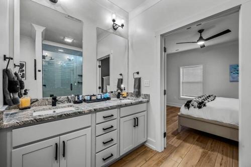 *Dog Friendly*Modern home-Minutes to Dollywood, Gatlinburg, Smoky Mountains & Pigeon Forge!