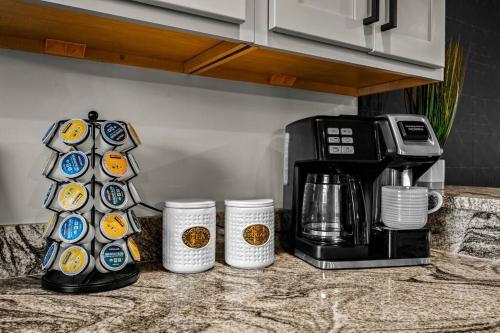 *Dog Friendly*Modern home-Minutes to Dollywood, Gatlinburg, Smoky Mountains & Pigeon Forge!