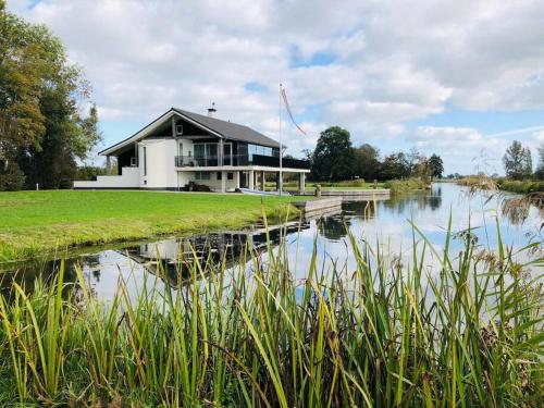  Luxe vakantie vila aan het water, nabij giethoorn in Blokzijl
