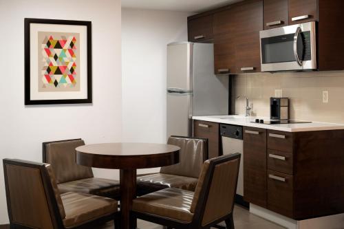 Residence Inn by Marriott New York Manhattan/Midtown East - image 4