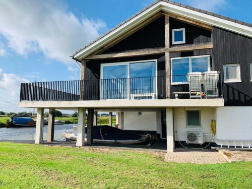  Luxe vakantie vila aan het water, nabij giethoorn in Blokzijl