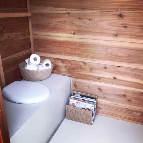 Secluded Shepherds Hut, with a view and hot tub in 阿什伯頓