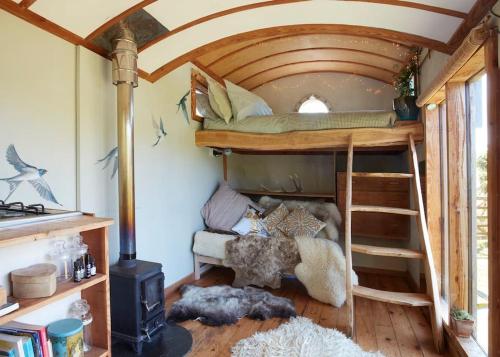 Secluded Shepherds Hut, with a view and hot tub in 阿什伯頓
