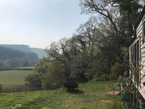 Secluded Shepherds Hut, with a view and hot tub in 阿什伯頓