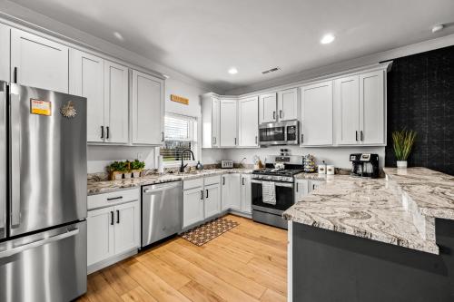 *Dog Friendly*Modern home-Minutes to Dollywood, Gatlinburg, Smoky Mountains & Pigeon Forge!