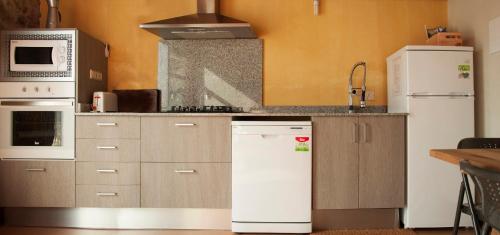 廚房, 馬斯奧布拉維拉公寓 (Mas Ombravella) in 聖米克爾德坎普馬賀爾