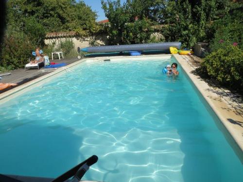 Maison avec piscine non chauffée & partagée, 50m2 à 24km de La Rochelle