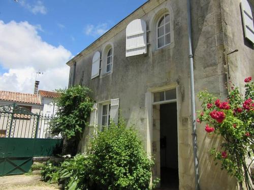 Maison avec piscine non chauffée & partagée, 50m2 à 24km de La Rochelle