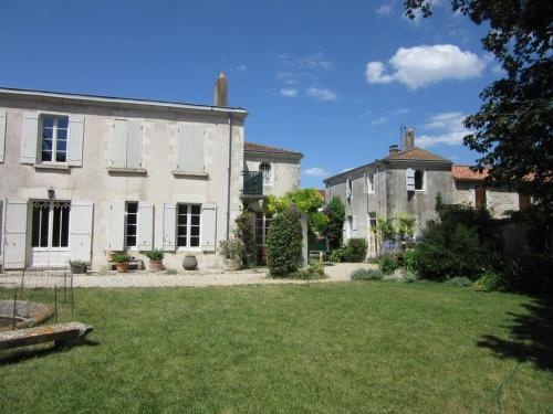 Maison avec piscine non chauffée & partagée, 50m2 à 24km de La Rochelle