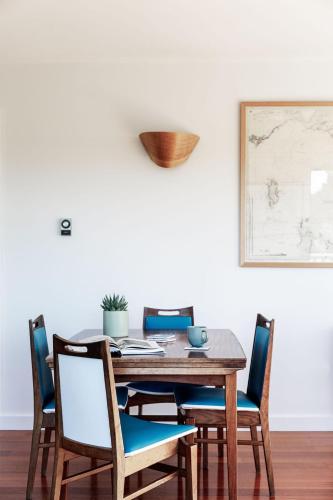 Driftwood Rest Binalong Bay Sleeps 4 in Binalongbeja
