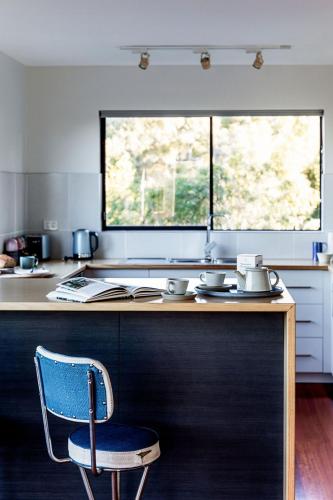 Driftwood Rest Binalong Bay Sleeps 4 in Binalongbeja
