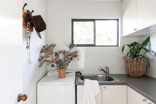 Driftwood Rest Binalong Bay Sleeps 4 in Binalongbeja