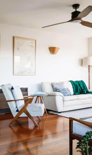 Driftwood Rest Binalong Bay Sleeps 4 in Binalongbeja
