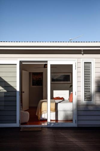 Driftwood Rest Binalong Bay Sleeps 4 in Binalongbeja