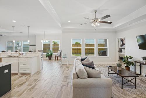 Stunning Retreat: 4B+GameRM, 2K-3QBeds,Pool Table in Rockport, USA