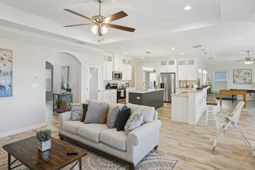 Stunning Retreat: 4B+GameRM, 2K-3QBeds,Pool Table in Rockport, USA
