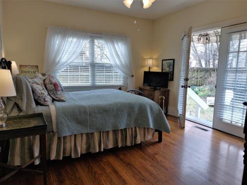 3 bedrooms, 6 beds