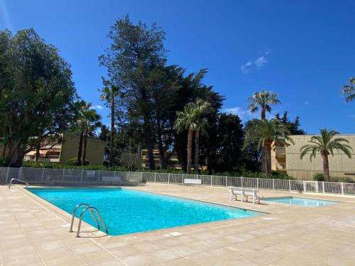 2 bedroom apartment with balcony close to the sea - Location saisonnière - Antibes