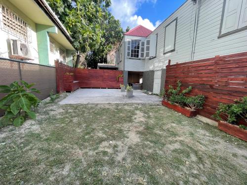 المنظر الخارجي, JJ Guest House in سانت جونز