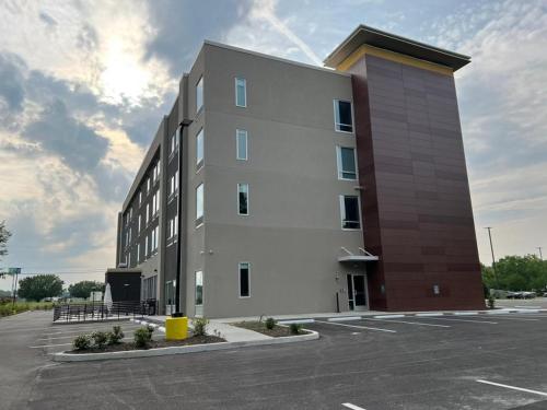 La Quinta Inn & Suites by Wyndham Manchester / Arnold AFB - image 2