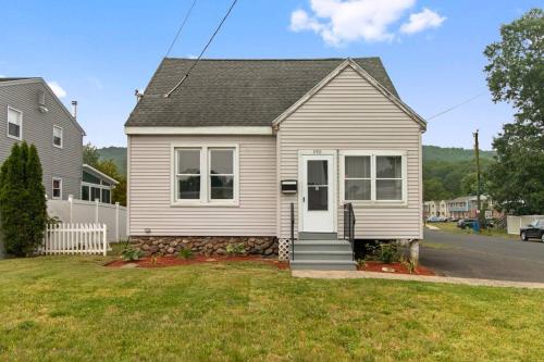 Stylish, Relaxing & Comfy 3 BDR Home in บริสตอล (CT)