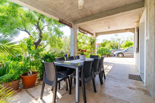 Apartments and rooms with parking space Skrbcici, Krk - 21231 in ซคระซิซี