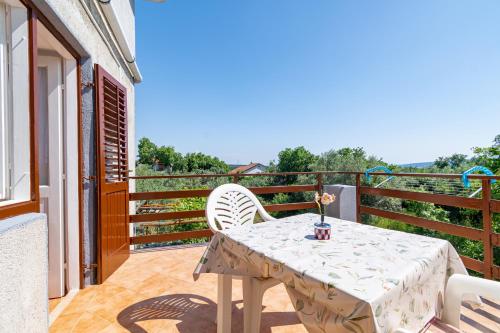 ระเบียง/ชานเรือน, Apartments and rooms with parking space Skrbcici, Krk - 21231 in ซคระซิซี