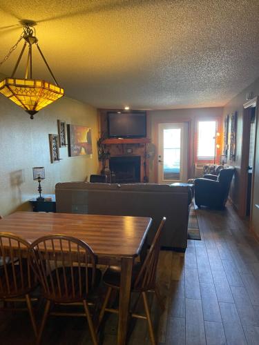 Caribbean Club Resort Room Type - Two Bedroom with Two Bathrooms - Lakeside