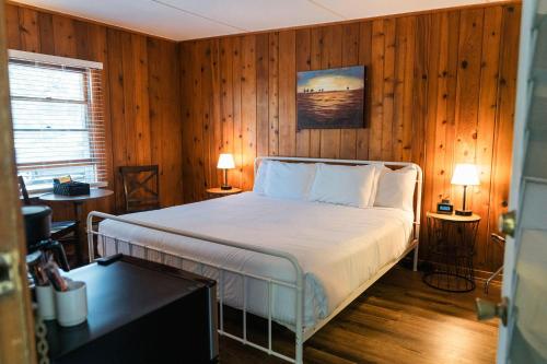 Whispering Winds Motel - image 3