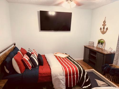 Jet Skis, Lake View, Sleeps 8, HotTub, Firepit, Pet Friendly! in Canyon Lake, USA
