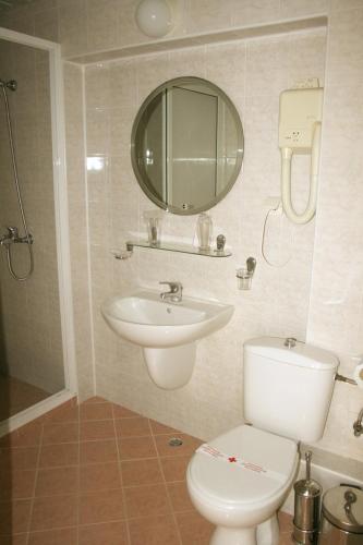Twin Room with Balcony image 4