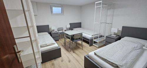 Workers Heaven Monteur - Arbeiter Zimmer 5.3km von Eulenlochweg entfernt