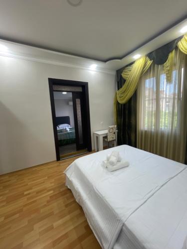 1 king bed, 1 sofa bed