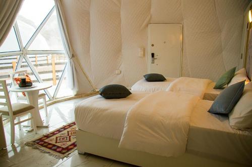 Twin Room with Balcony image 4