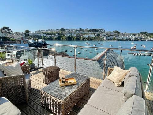 Enchanting Harbourside Cottage with Panoramic Views