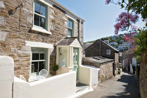 Enchanting Harbourside Cottage with Panoramic Views