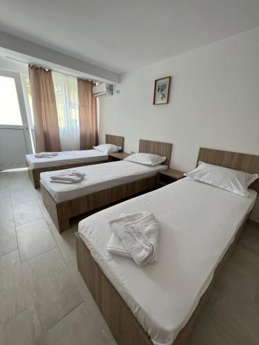1 queen bed, 3 twin beds
