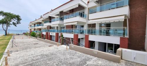  Bungalow White Apartments in Polychrono