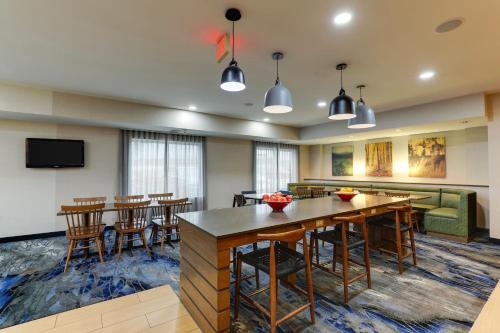 Ételek és italok, Fairfield by Marriott Inn & Suites Fort Worth I-30 West Near NAS JRB in Westover Hills