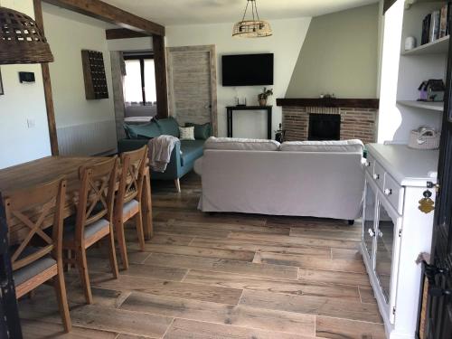 Koplietošanas atpūtas telpa ar TV, CASA NATURAE in Barbadillo Del Pez